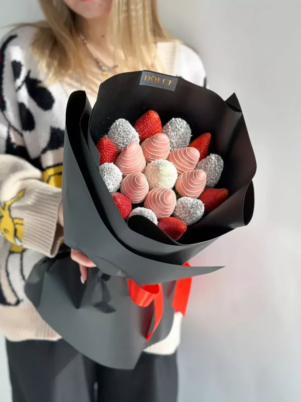 Клубничный букет "SweetBerry" — «Клубничный букет SweetBerry» — клубничный букет Dolce Sweets из 6 ягод клубники, 1 ягоды клубники в белом…